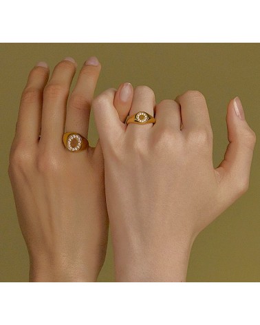 ANILLO ACERO DORADO MODELO SELLO OVALADO ORLA DE CIRCONITAS